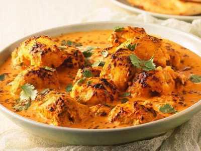 Il pollo invece � preparato in diversi modi. Si chiama tikka se cucinato con un burro denominato ghee che, una volta cotto, diventa una salsina